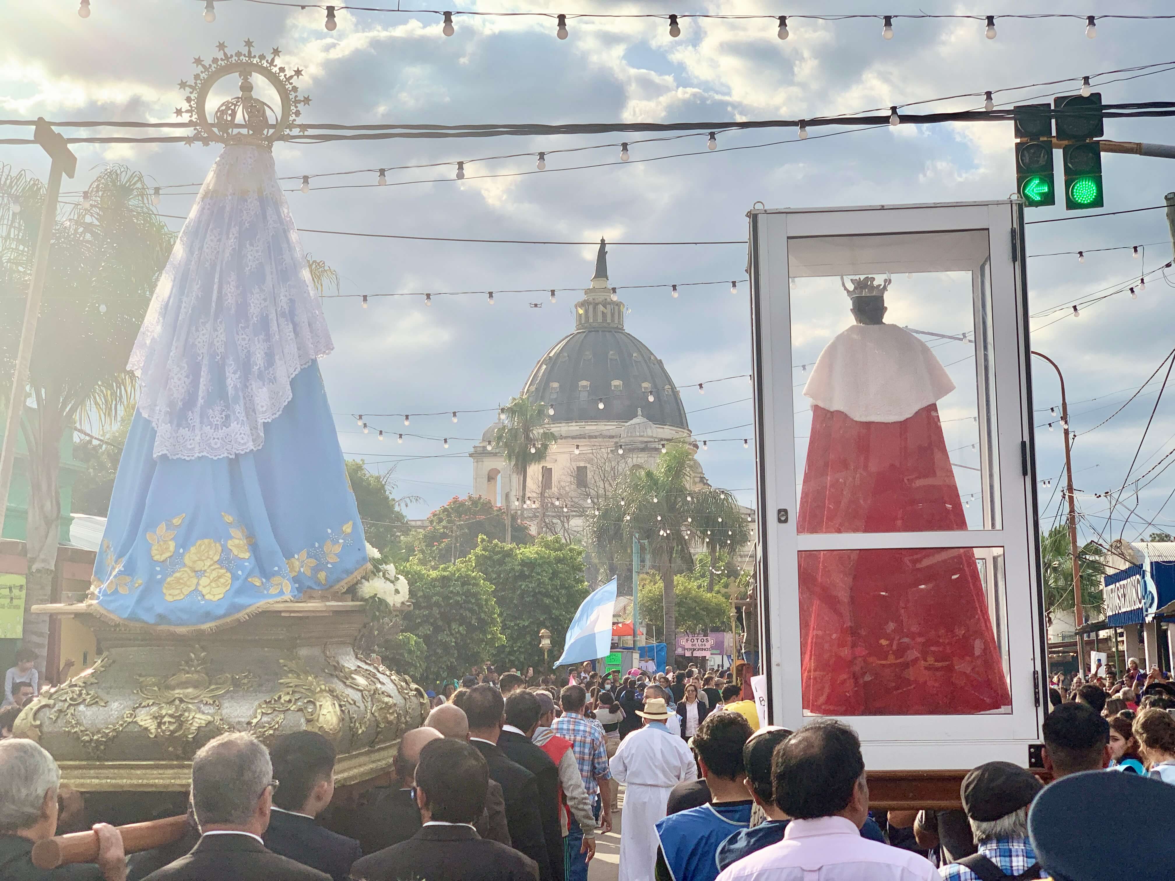 Jinetes al amanecer cruzando los esteros del Iberá rumbo a Itatí, peregrinación de San Luis del Palmar.