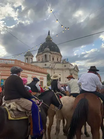 Peregrino a caballo bajo el cielo correntino