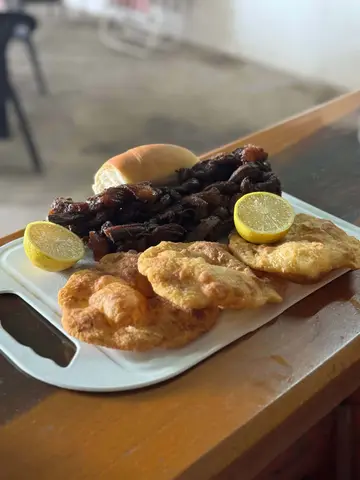 La columna de jinetes avanzando a Itatí