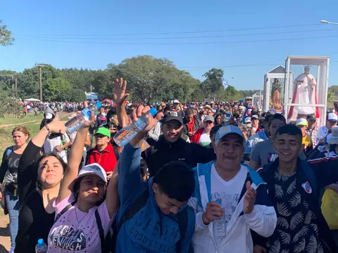 Peregrinos avanzando por la ruta provincial