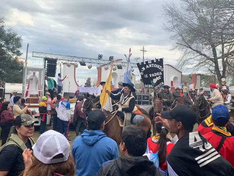 Peregrinos de San Luis del Palmar rumbo a Itatí